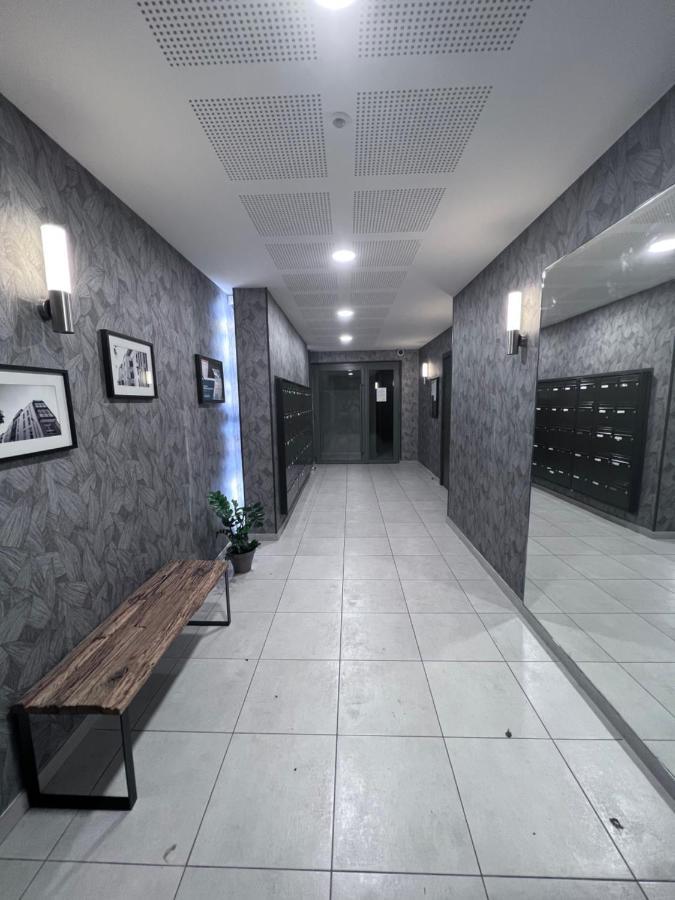 Chambre Individuelle Dans Un Appartement A 37 De Champs Elysees Sartrouville Exteriér fotografie