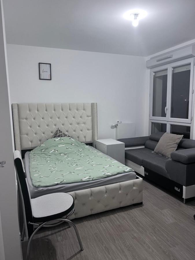 Chambre Individuelle Dans Un Appartement A 37 De Champs Elysees Sartrouville Exteriér fotografie